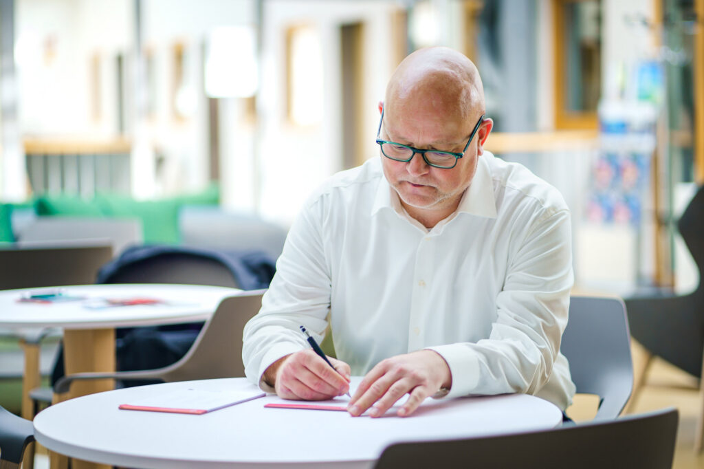 Engagierter Wirtschaftspruefer in Lingen bei der Finanzanalyse – Emsland Audit GmbH. Professionelle Steuerberatung, Unternehmenspruefung und Finanzstrategie im Emsland.