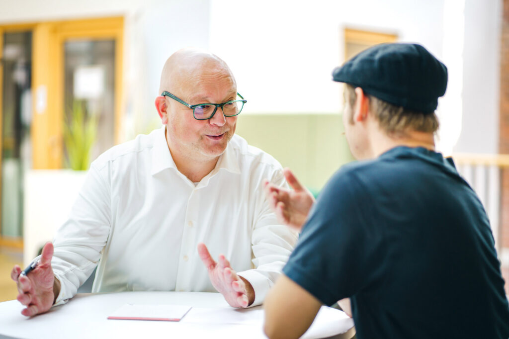 Persoenliches Beratungsgespraech mit einem Wirtschaftspruefer in Lingen – Emsland Audit GmbH. Professionelle Steuerberatung, Finanzoptimierung und Unternehmensstrategie im Emsland.